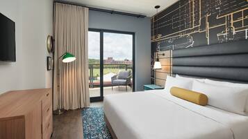 Suite, 1 King Bed, Accessible, Balcony (Communications)