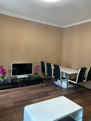 Apartment (Klein) | Living room