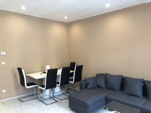 Apartment (Gross) | Essbereich im Zimmer