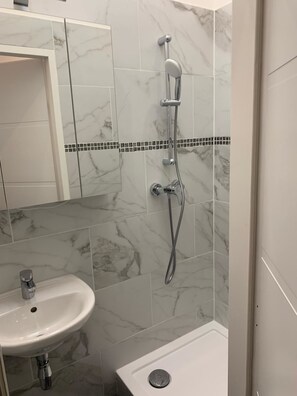 Apartment (Klein) | Badezimmer | Dusche, Haartrockner, Handtücher, Seife
