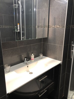 Apartamento (Gross) | Pia do banheiro