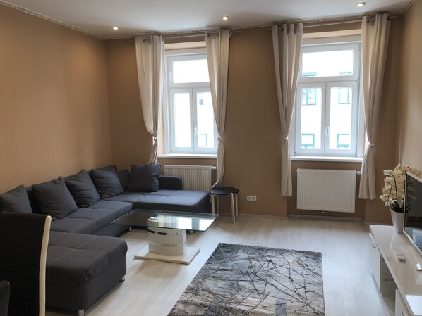 Apartment (Gross) | Wohnzimmer | 110-cm-Flachbildfernseher mit Kabelempfang, Fernseher