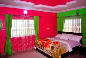 Tallelokero huoneessa, kannettavalle tietokoneelle sopiva työtila