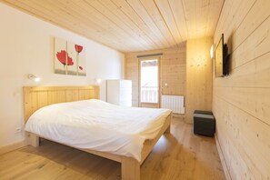 6 bedrooms, free WiFi, bed sheets, wheelchair access