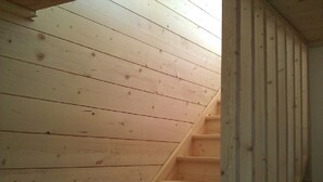 A wooden staircase with a handrail and a wooden wall. - New charming chalet, 15 to 16 people with panoramic terrace facing south (Montgenèvre)