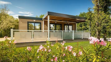 Premium Mobile Home, 2 Bedrooms | Blackout drapes, soundproofing, free cribs/infant beds, free WiFi