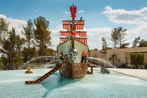 Kolam renang outdoor musiman