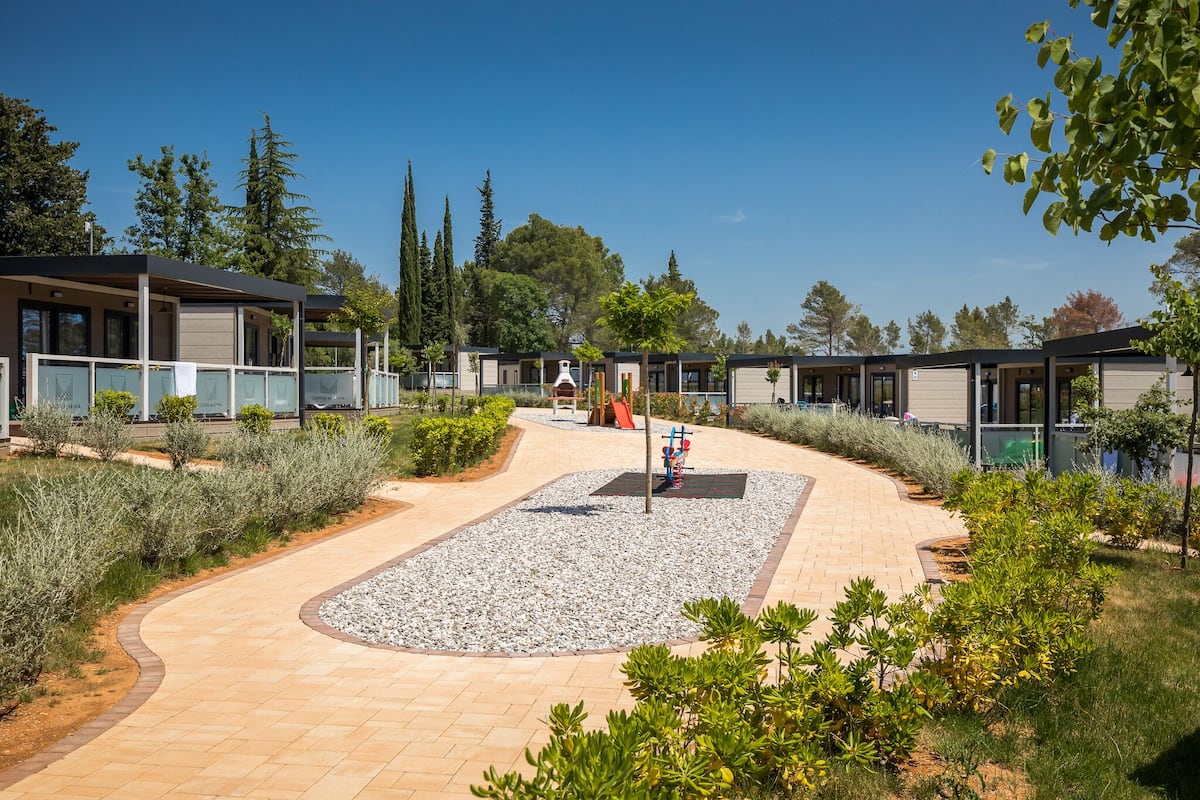 Casa móvil Premium, 2 habitaciones | Cortinas opacas, sistema de insonorización, cunas gratuitas