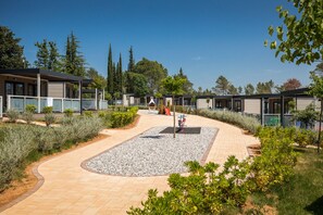 Mobil Karavan Premium, 2 kamar tidur | 2 kamar tidur, tirai kedap cahaya, dan kedap suara