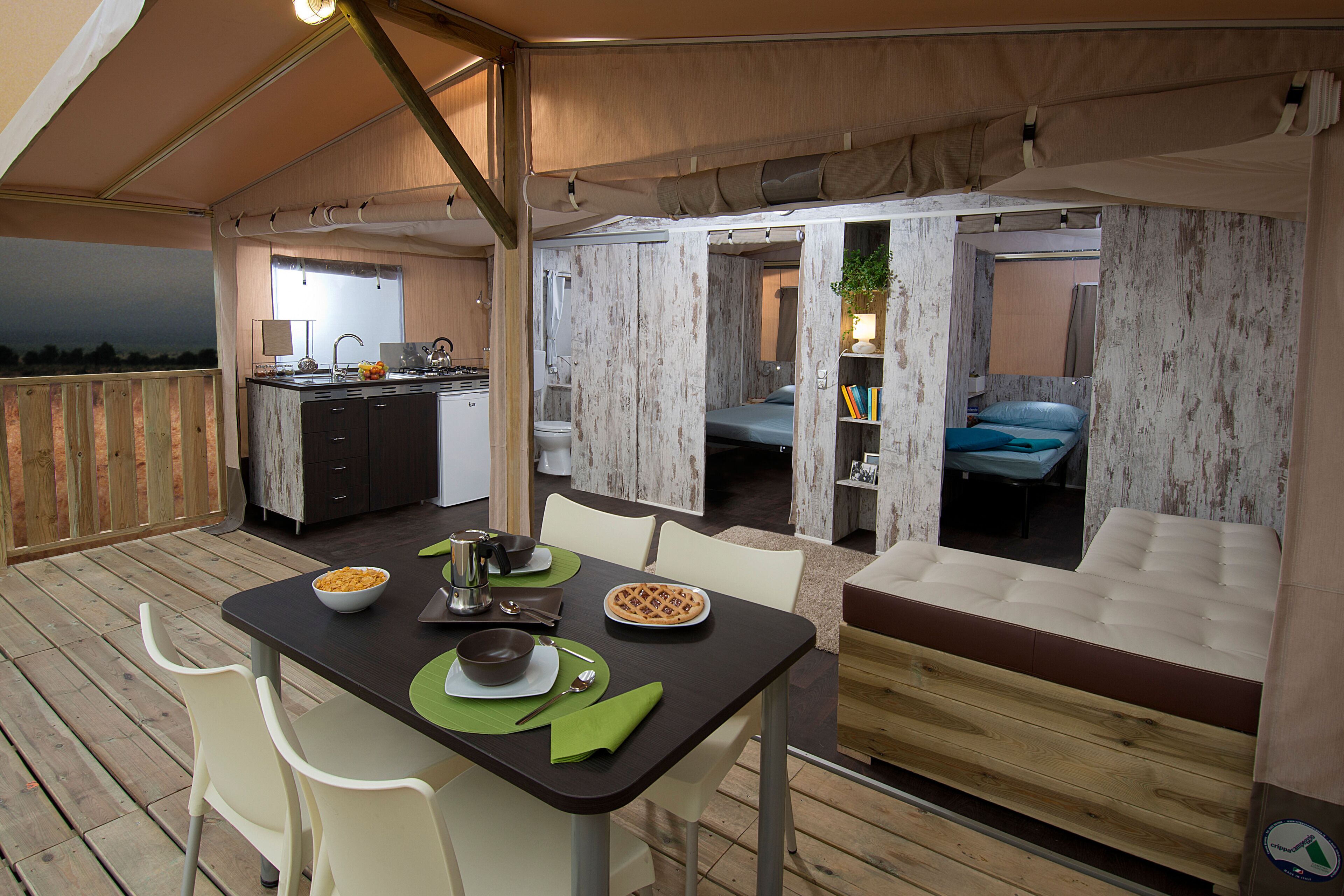 Uma cozinha compacta e moderna com área de refeições, um quarto pequeno e um espaço de estar com vista.