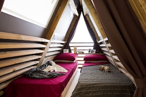 Premium Tent | Blackout drapes, soundproofing, free cribs/infant beds, free WiFi
