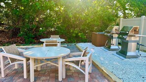 Outdoor dining - Loggerhead Cay #143 - where the view takes your breath away (Sanibel)