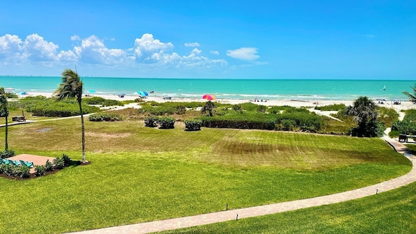 Beach nearby, sun-loungers, beach towels