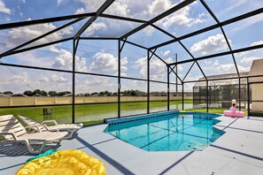 En udendørs swimmingpool med krystalklart blik for himlen og det omkringliggende landskab.