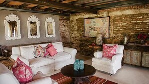Unclassified image, 3 of 25, button - Crystal Barn Country Estate (Fort Nottingham)