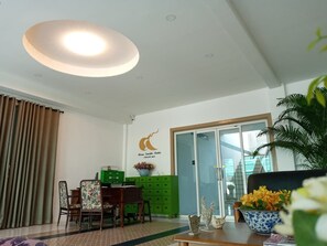 Flat-screen TV - Nine Smiths Hotel Chiang Mai (Chiang Mai)