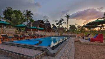 Een buitenzwembad, open van 07.00 uur tot 22.00 uur, en ligstoelen