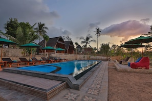 Outdoor pool, open 7:00 AM to 10:00 PM, sun loungers - Mamaras Guest House (Penida Island)