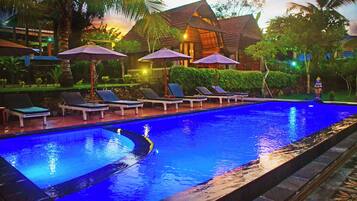 Outdoor pool, sun loungers
