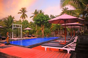Outdoor pool, open 7:00 AM to 10:00 PM, sun loungers - Mamaras Guest House (Penida Island)