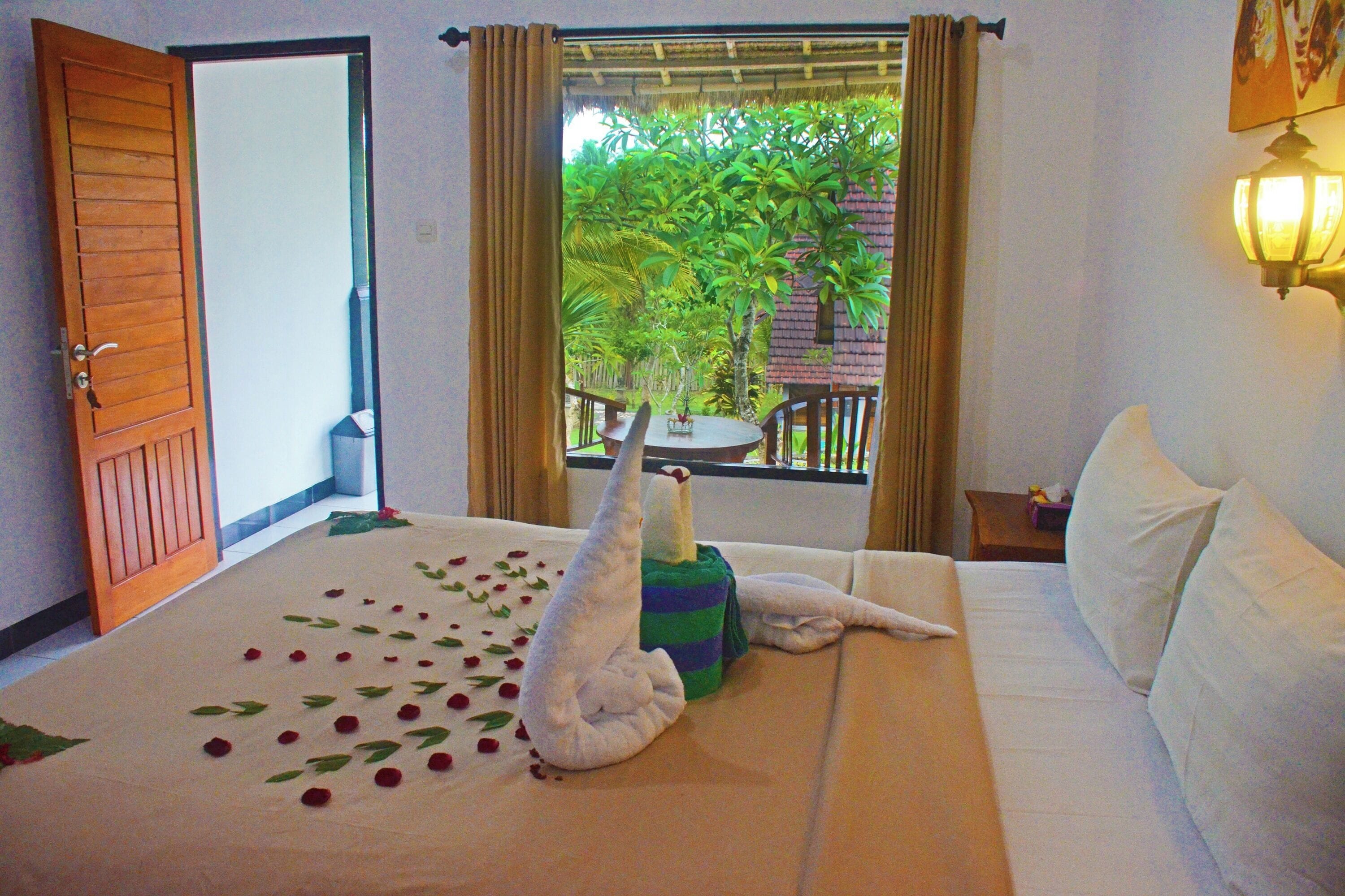 Habitación estándar doble | Escritorio, tabla de planchar con plancha, wifi gratis y ropa de cama