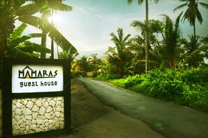 Property entrance - Mamaras Guest House (Penida Island)
