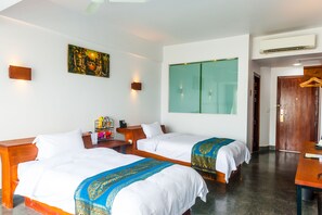 Selimut bulu angsa, minibar, brankas, dan tirai kedap cahaya