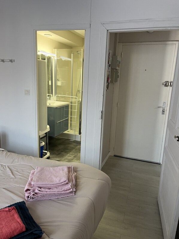 1 habitación, tabla de planchar con plancha y ropa de cama