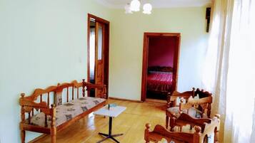 4 bedrooms, iron/ironing board, WiFi