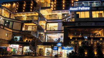 Depan hartanah - siang/malam