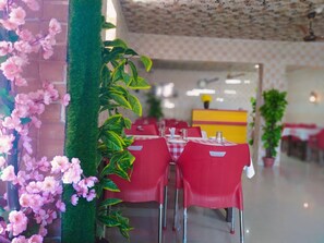 Desayuno continental diario (INR 200 por persona)