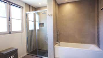 Baignoire, sèche-cheveux, serviettes fournies, savon