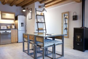 Fridge, microwave, oven, stovetop - quito - château de laforest (Thizy-les-Bourgs)