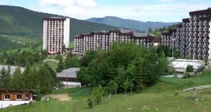 Ski-in/ski-out apartment with balcony