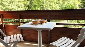 Outdoor dining - Studio at slopes, south-facing balcony (Corrençon-en-Vercors)