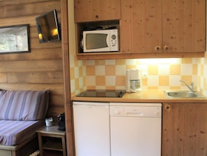 Refrigerador, microondas, placa de cocina, lavavajillas