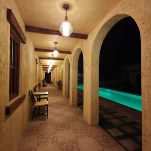 Una piscina al aire libre