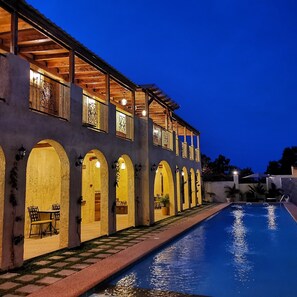 Una piscina al aire libre