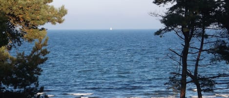 Vlak bij het strand, ligstoelen aan het strand