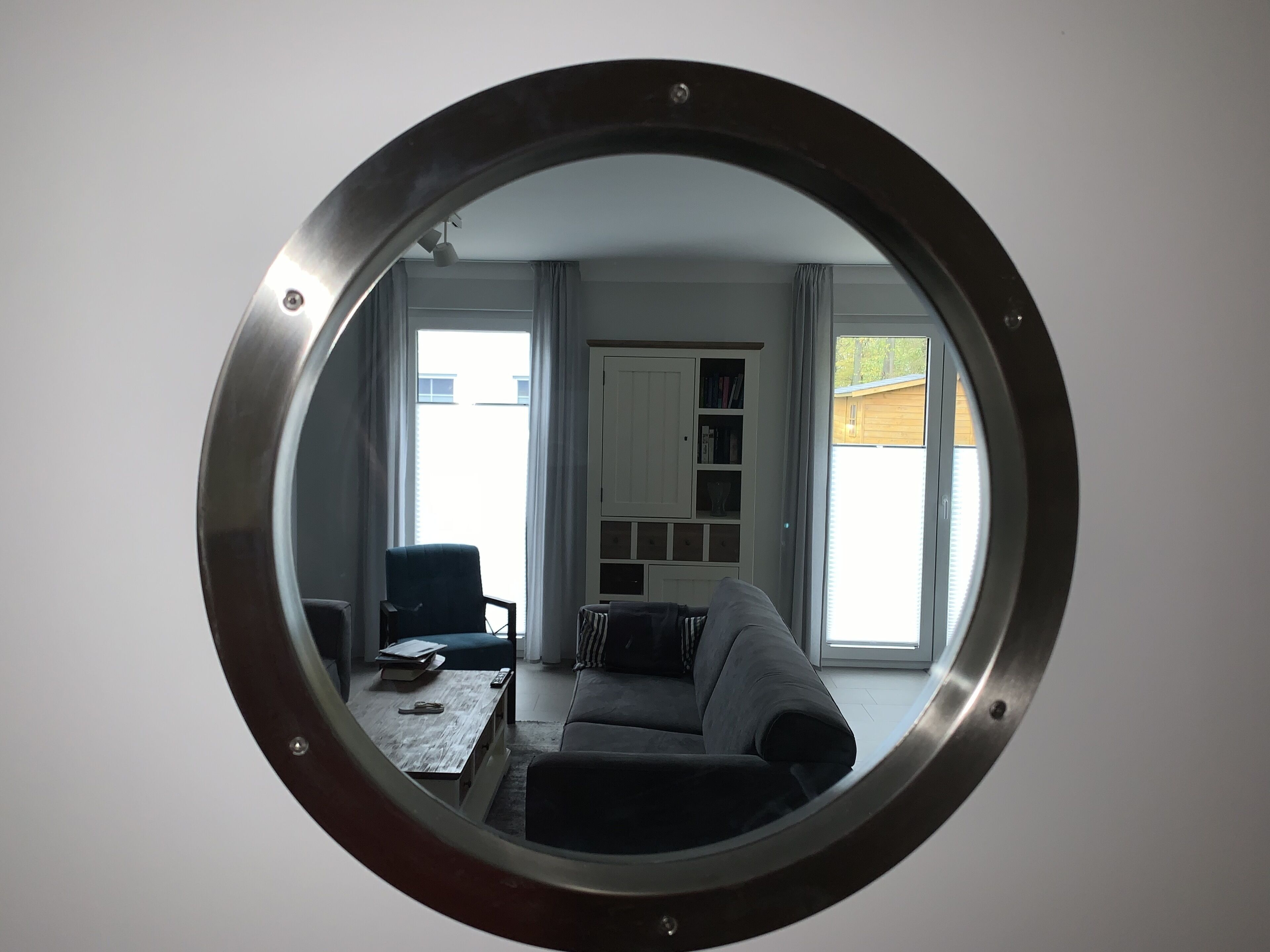 Televisor, llar de foc, llibres i estèreo 