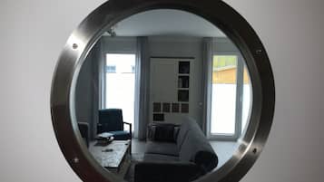 Fernseher, Kamin, BĂŒcher, Stereoanlage