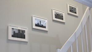 Un escalier avec des rampes blanches et des marches en bois.