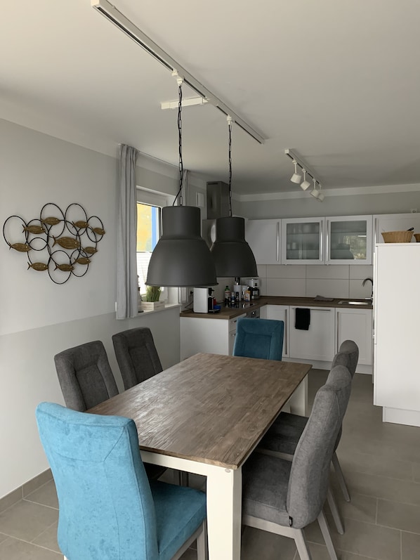 Dining - New from 06. 01. 20 - Parkkoje - with sauna, fireplace, W-Lan, about 200 meters from the beach (Breege)
