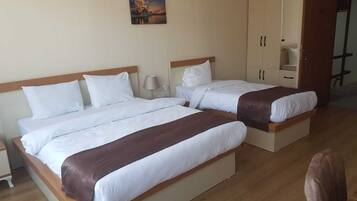 Bộ đồ giường kháng dị ứng, minibar, két bảo mật tại phòng, bàn