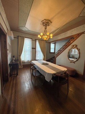 Dining - Hewitt Onion Tower Victorian charm in heart of Marquette- Cozy Fireplace  (Marquette)