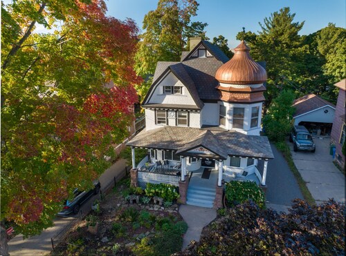 Hewitt Onion Tower Victorian charm in heart of Marquette- Cozy Fireplace 