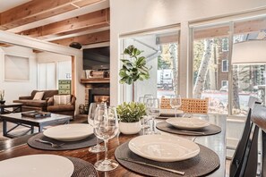 Dining - The Lift B8 3 Bedroom Condo by RedAwning (Breckenridge)