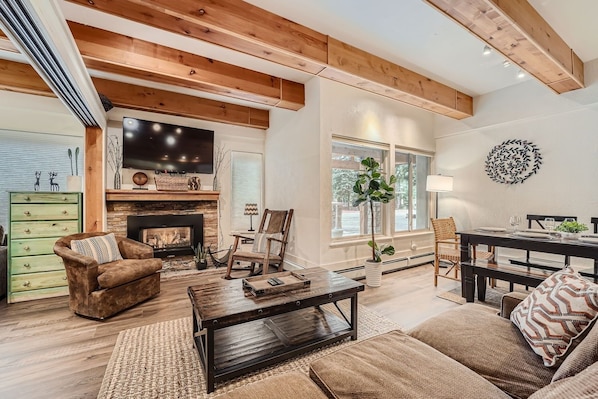 Condo, 3 habitaciones | Área de sala de estar