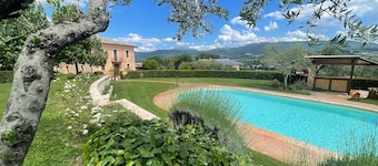 Spoleto Tranquilita. Slps 20. Wifi. Pool. Yoga Studio. Gardens. Fantastic Views.