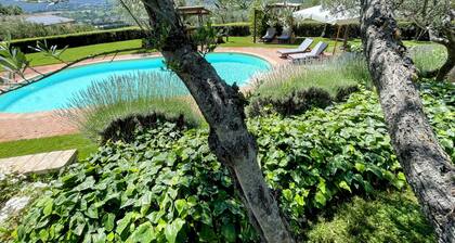 Spoleto Tranquilita. Slps 20. Wifi. Pool. Yoga Studio. Gardens. Fantastic Views.